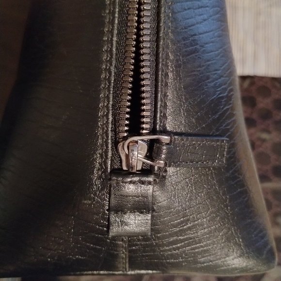 Authentic Gucci Black Leather Zipper Handbag - Picture 7 of 15